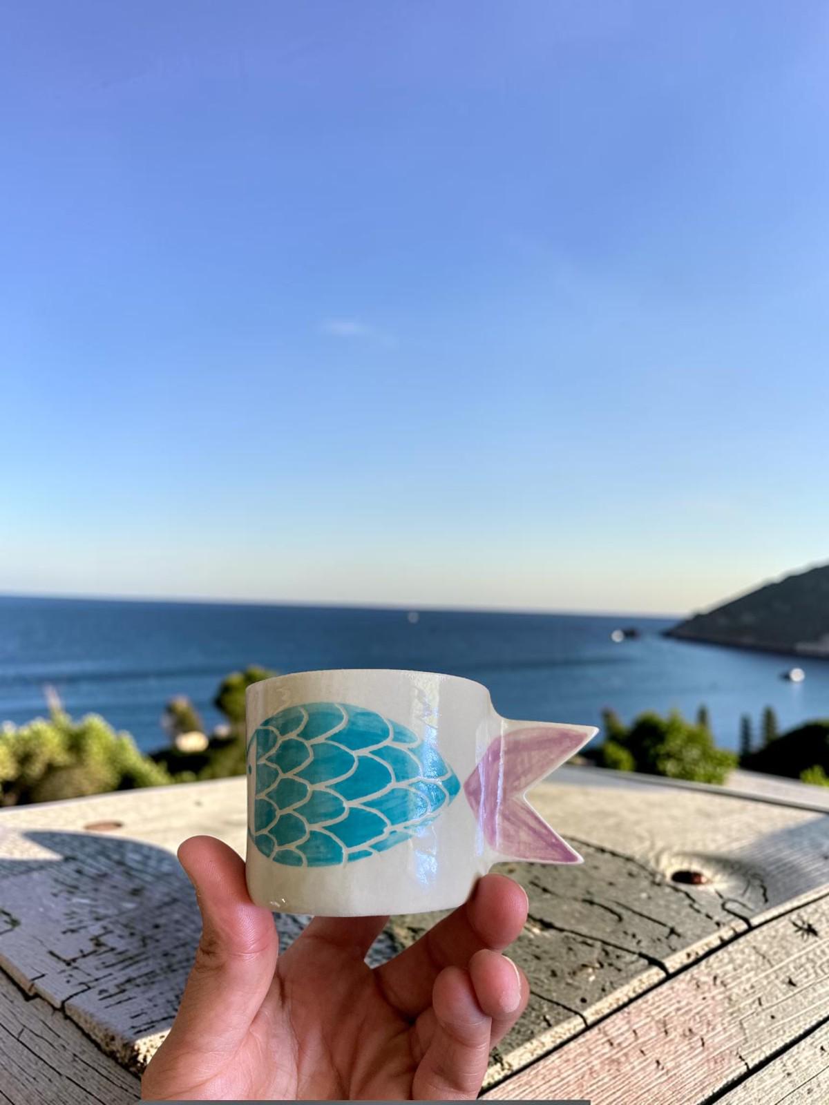 Set di 4 tazzine in ceramica multicolore con pesci, ciascuna di circa 6 cm di diametro × 6 cm di altezza