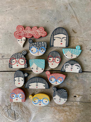 Spilla in ceramica con volto illustrato e dettagli multicolore dipinti a mano, circa 3 × 4 cm