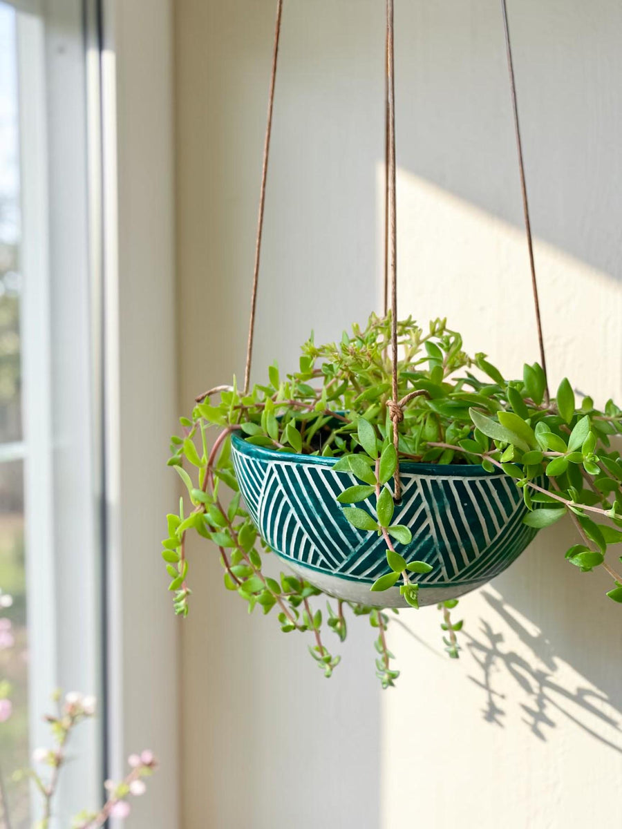 Vaso sospeso in ceramica verde scuro, geometrico, con corde, circa 14 cm di diametro × 12 cm di altezza