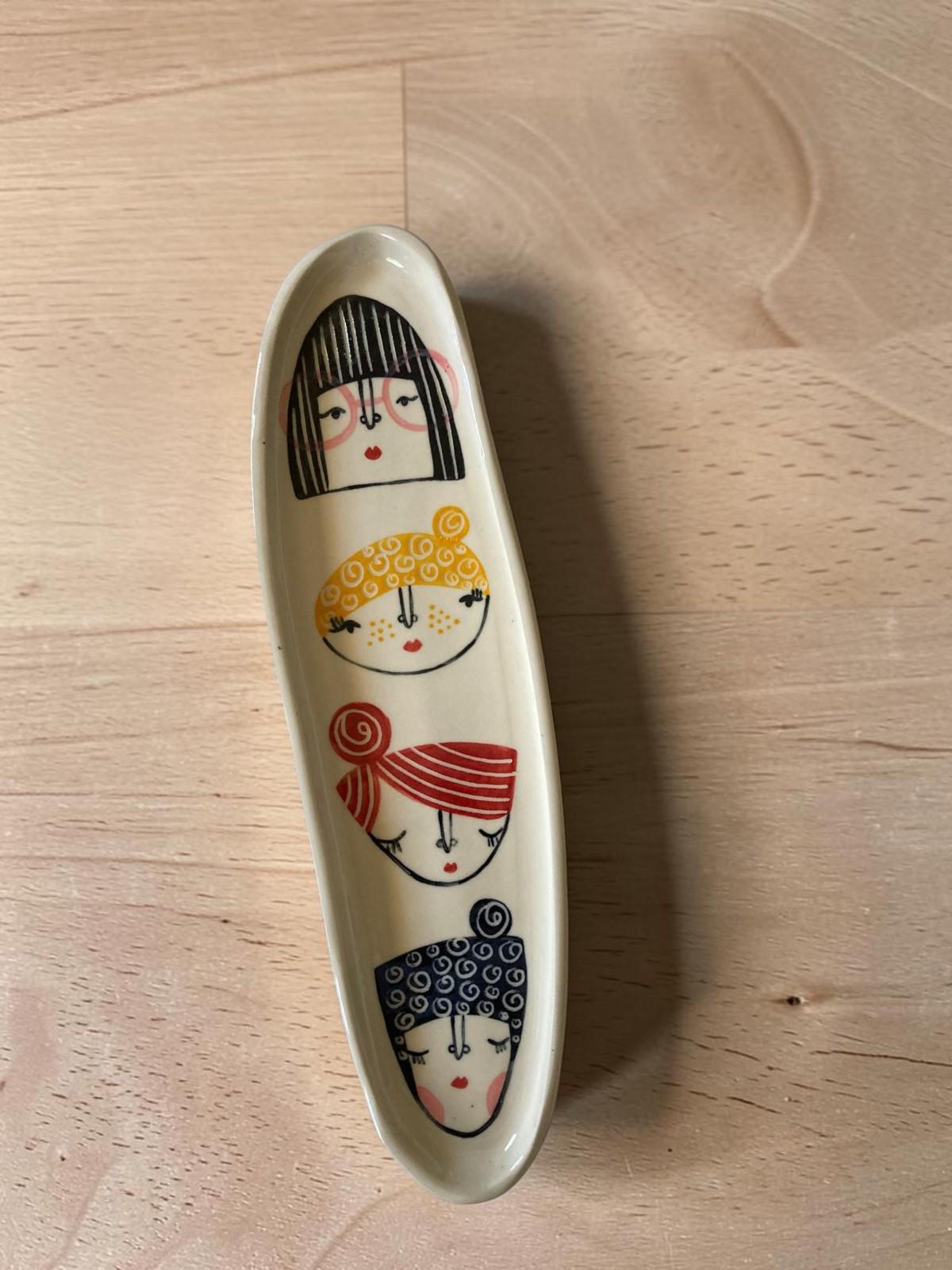 Vassoio allungato in gres multicolore con volti femminili dipinti a mano, lunghezza circa 30cm; larghezza circa 10cm