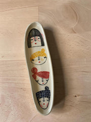 Vassoio allungato in gres multicolore con volti femminili dipinti a mano, lunghezza circa 30cm; larghezza circa 10cm