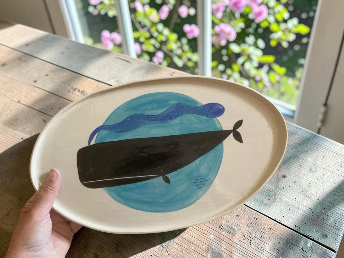 Vassoio ovale in gres con balena nera su fondo blu, lunghezza circa 40cm e larghezza circa 20 cm