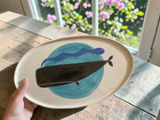 Vassoio ovale in gres con balena nera su fondo blu, lunghezza circa 40cm e larghezza circa 20 cm