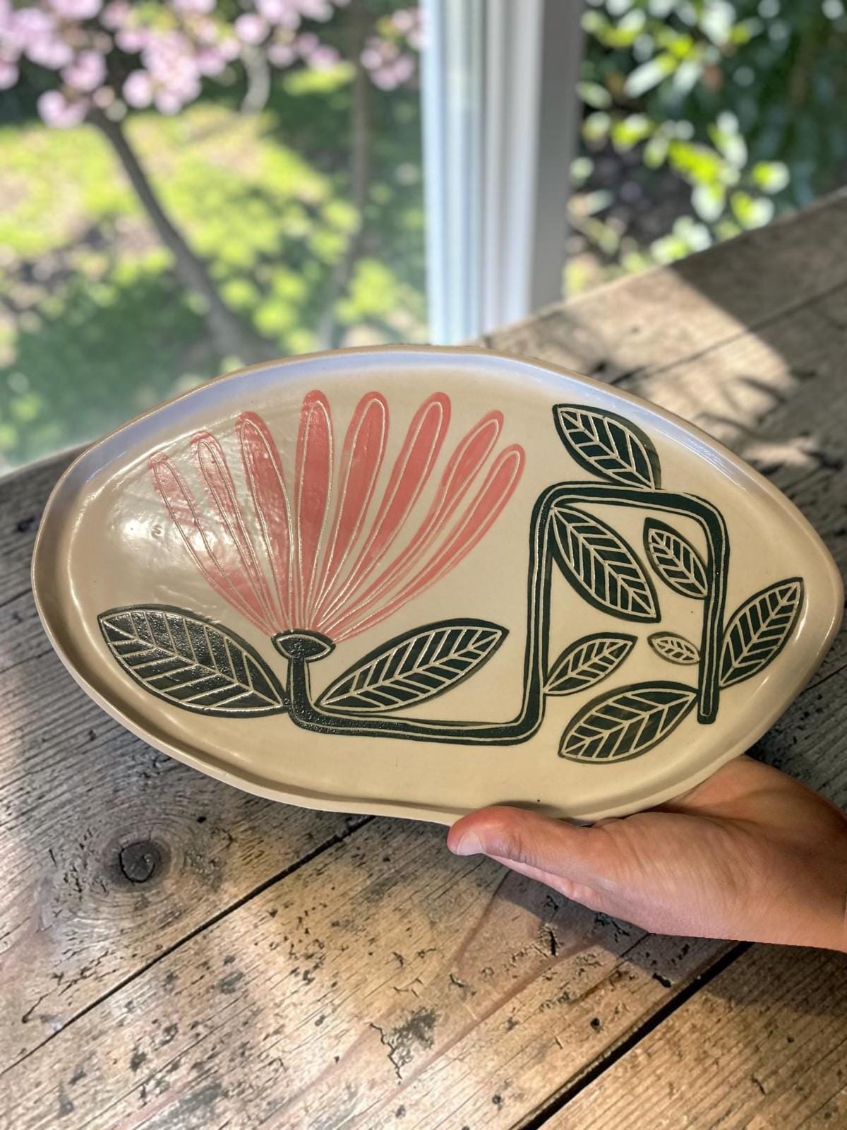 Vassoio in gres con fiore rosa e foglie verde scuro dipinti a mano, lunghezza circa 40 cm; larghezza circa 25 cm