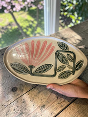 Vassoio in gres con fiore rosa e foglie verde scuro dipinti a mano, lunghezza circa 40 cm; larghezza circa 25 cm