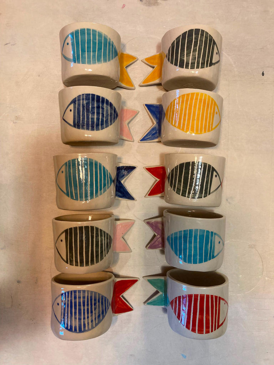 Set di 12 tazzine in ceramica multicolore con pesci, ciascuna di circa 6 cm di diametro × 6 cm di altezza