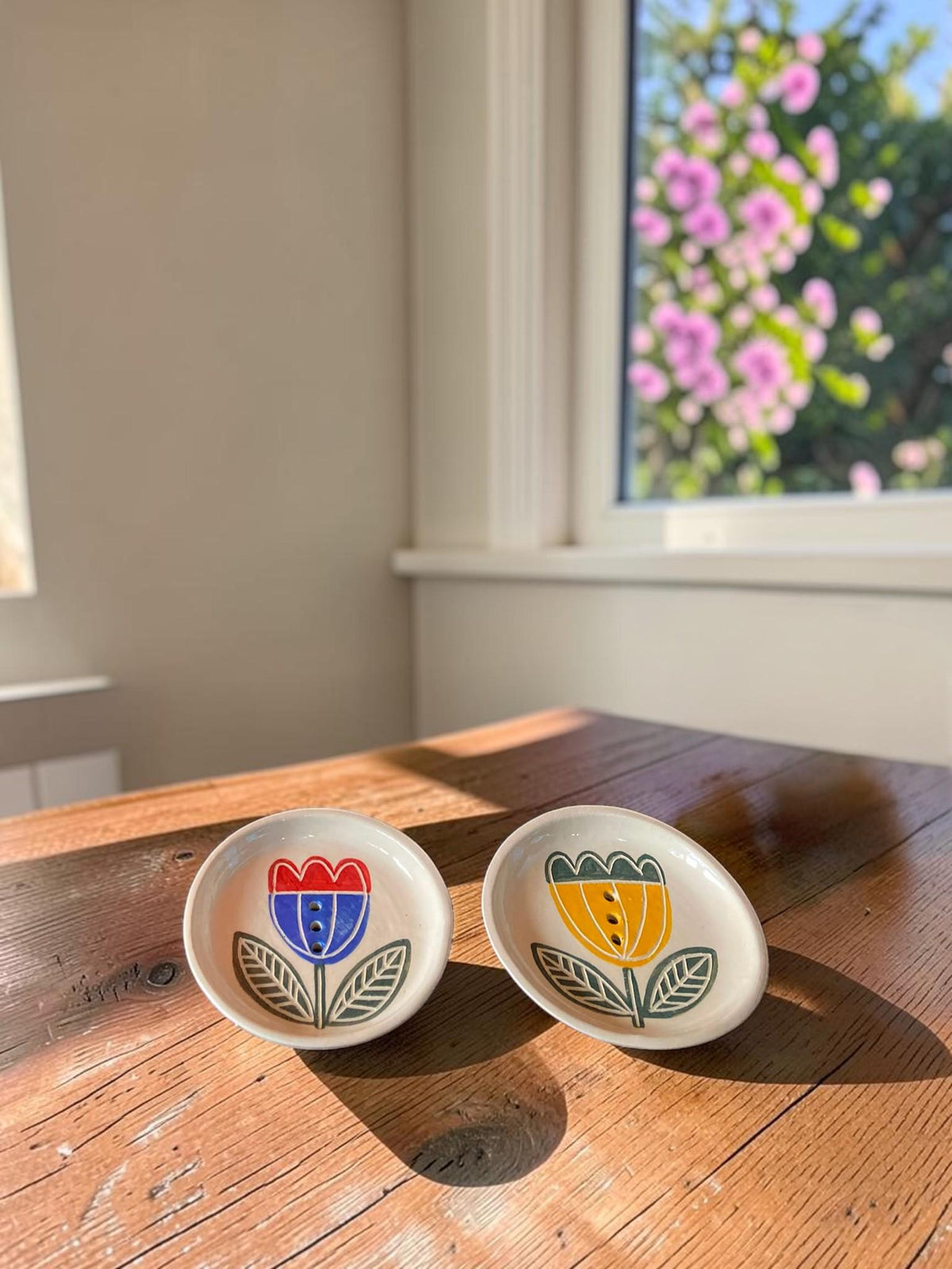 Portasapone in ceramica con tulipani dipinti a mano e tre fori di drenaggio, circa 12 × 9 × 2 cm.