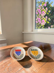 Portasapone in ceramica con tulipani dipinti a mano e tre fori di drenaggio, circa 12 × 9 × 2 cm.