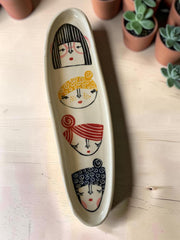Vassoio allungato in gres multicolore con volti femminili dipinti a mano, lunghezza circa 30cm; larghezza circa 10cm