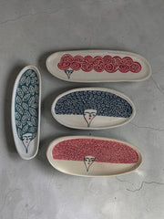 Vassoio in gres con ritratto femminile e chioma di foglie, riccioli e motivi grafici dipinti a mano, circa 20 cm