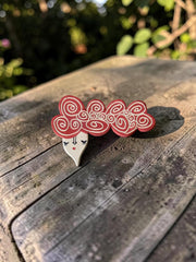 Spilla in ceramica con volto illustrato e dettagli multicolore dipinti a mano, circa 3 × 4 cm
