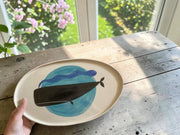 Vassoio ovale in gres con balena nera su fondo blu, lunghezza circa 40cm e larghezza circa 20 cm