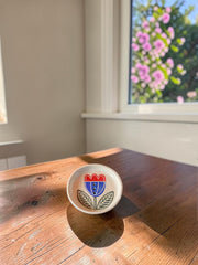 Portasapone in ceramica con tulipani dipinti a mano e tre fori di drenaggio, circa 12 × 9 × 2 cm.