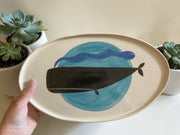Vassoio ovale in gres con balena nera su fondo blu, lunghezza circa 40cm e larghezza circa 20 cm