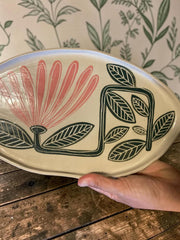 Vassoio in gres con fiore rosa e foglie verde scuro dipinti a mano, lunghezza circa 40 cm; larghezza circa 25 cm