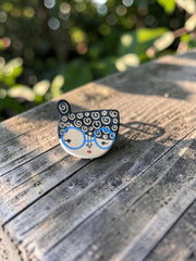 Spilla in ceramica con volto illustrato e dettagli multicolore dipinti a mano, circa 3 × 4 cm