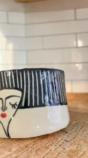 Tazzina in ceramica con volto femminile a linee nere e manico colorato a contrasto, 3 cm x 5cm