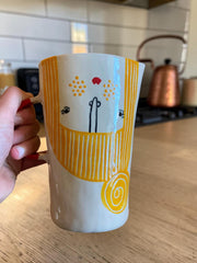 Tazza in gres illustrata con smalto lucido, circa 8 cm di diametro × 10 cm di altezza, manico escluso