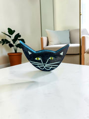 Spilla in ceramica a forma di gatto nero con occhi espressivi, dipinta a mano, circa 3 × 4 cm
