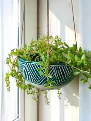 Vaso sospeso in ceramica verde scuro, geometrico, con corde, circa 14 cm di diametro × 12 cm di altezza