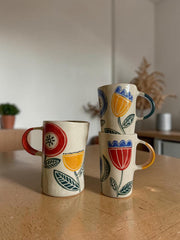 Tazza in gres con fiore rosso, giallo o blu dipinto a mano, circa 10cm di altezza × circa 6cm di diametro