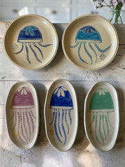 Piatto in gres con medusa blu dipinta a mano: rotondo, diametro circa 18 cm, oppure ovale, circa 9 × 20 cm