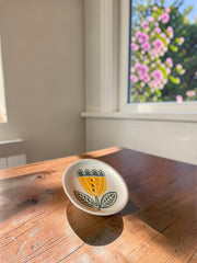 Portasapone in ceramica con tulipani dipinti a mano e tre fori di drenaggio, circa 12 × 9 × 2 cm.