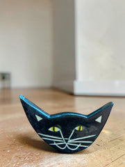 Spilla in ceramica a forma di gatto nero con occhi espressivi, dipinta a mano, circa 3 × 4 cm