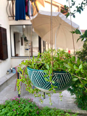 Vaso sospeso in ceramica verde scuro, geometrico, con corde, circa 14 cm di diametro × 12 cm di altezza