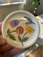 Ciotolina portaanelli in gres con fiori e foglie multicolore, diametro circa 5 cm; altezza circa 5 cm