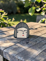 Spilla in ceramica con volto illustrato e dettagli multicolore dipinti a mano, circa 3 × 4 cm