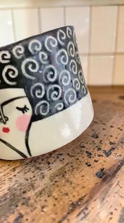 Tazzina in ceramica con volto femminile dipinto e manico rosa, 3cm x 5cm, capacità 20 ml