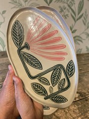 Vassoio in gres con fiore rosa e foglie verde scuro dipinti a mano, lunghezza circa 40 cm; larghezza circa 25 cm
