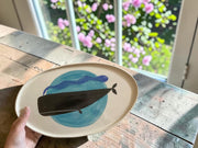 Vassoio ovale in gres con balena nera su fondo blu, lunghezza circa 40cm e larghezza circa 20 cm