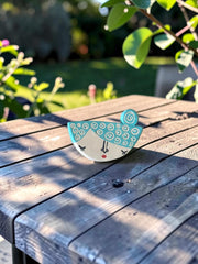 Spilla in ceramica con volto illustrato e dettagli multicolore dipinti a mano, circa 3 × 4 cm