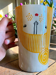 Tazza in gres illustrata con smalto lucido, circa 8 cm di diametro × 10 cm di altezza, manico escluso