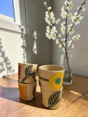Set di 4 tazze in ceramica con fiori e foglie dipinti, ciascuna di circa 8 cm di diametro × 9 cm di altezza