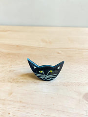 Spilla in ceramica a forma di gatto nero con occhi espressivi, dipinta a mano, circa 3 × 4 cm