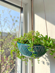 Vaso sospeso in ceramica verde scuro, geometrico, con corde, circa 14 cm di diametro × 12 cm di altezza