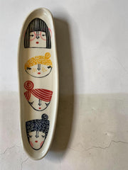 Vassoio allungato in gres multicolore con volti femminili dipinti a mano, lunghezza circa 30cm; larghezza circa 10cm