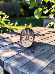 Spilla in ceramica con volto illustrato e dettagli multicolore dipinti a mano, circa 3 × 4 cm