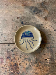 Piatto in gres con medusa blu dipinta a mano: rotondo, diametro circa 18 cm, oppure ovale, circa 9 × 20 cm