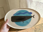 Vassoio ovale in gres con balena nera su fondo blu, lunghezza circa 40cm e larghezza circa 20 cm