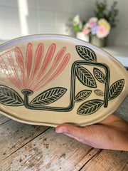 Vassoio in gres con fiore rosa e foglie verde scuro dipinti a mano, lunghezza circa 40 cm; larghezza circa 25 cm