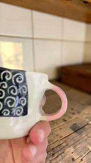 Tazzina in ceramica con volto femminile dipinto e manico rosa, 3cm x 5cm, capacità 20 ml
