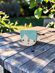 Spilla in ceramica con volto illustrato e dettagli multicolore dipinti a mano, circa 3 × 4 cm