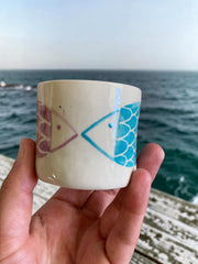 Set di 12 tazzine in ceramica multicolore con pesci, ciascuna di circa 6 cm di diametro × 6 cm di altezza