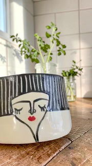 Tazzina in ceramica con volto femminile a linee nere e manico colorato a contrasto, 3 cm x 5cm