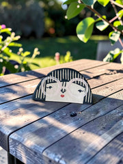Spilla in ceramica con volto illustrato e dettagli multicolore dipinti a mano, circa 3 × 4 cm
