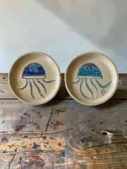 Piatto in gres con medusa blu dipinta a mano: rotondo, diametro circa 18 cm, oppure ovale, circa 9 × 20 cm